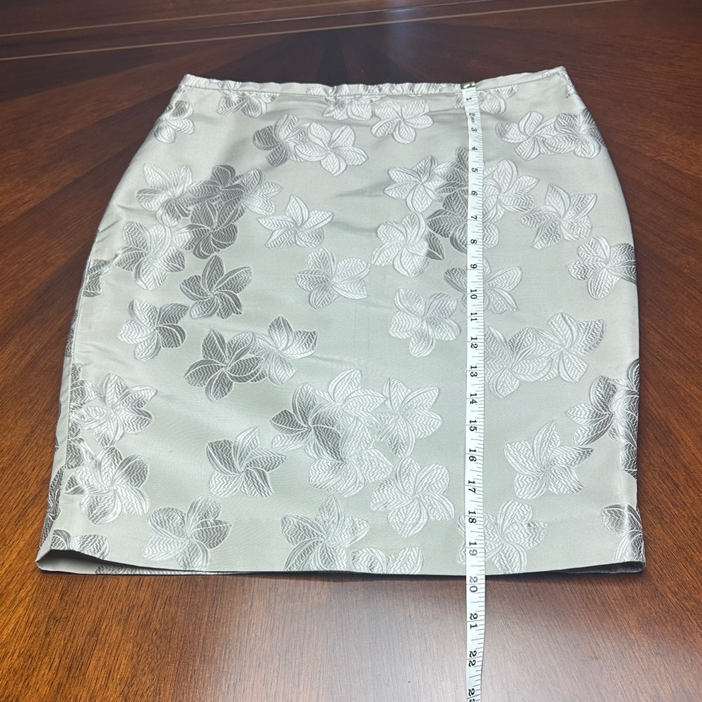 Armani Shimmery Floral Jacquard Skirt – Elegant Silver Silk Blend Size 4 - Picture 7 of 11